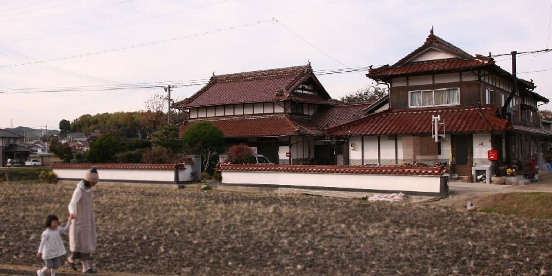 東広島市周辺に点在する、赤瓦が特徴的な民家郡