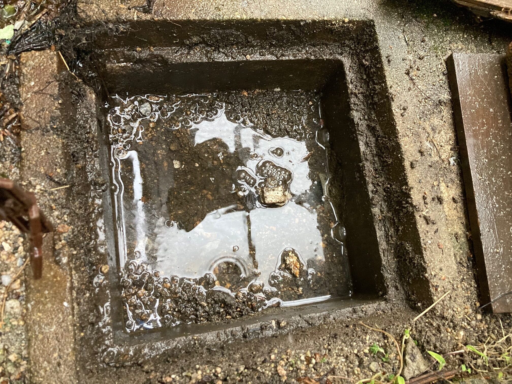 雨水枡の土詰まり。 | 株式会社エヌテック（広島市）