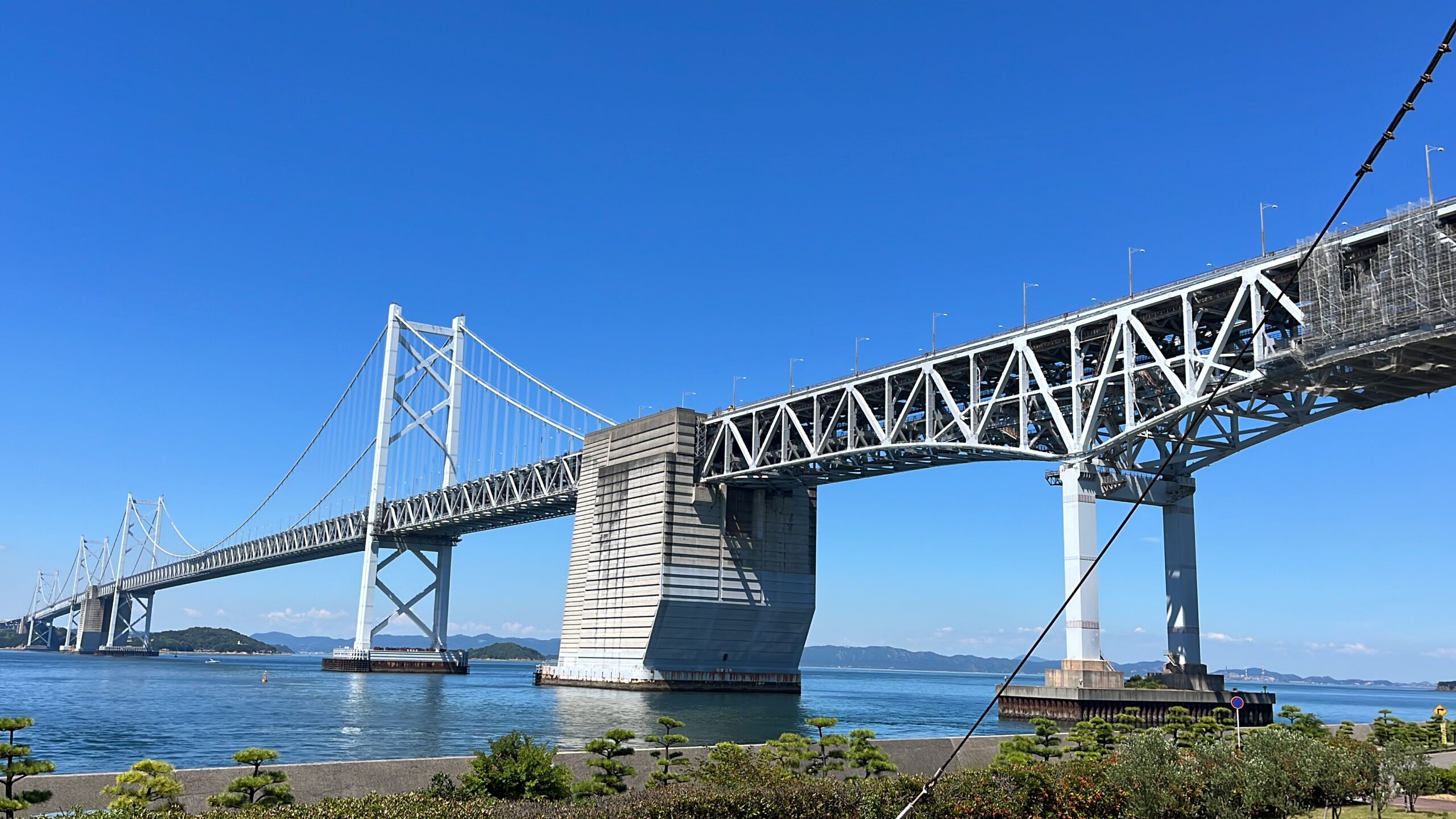 暖簾 瀬戸大橋とお遍路さんがデザインされた 91cm×85cmサイズ(匿名発送) 暖簾 瀬戸大橋とお遍路さんがデザインされた 91cm×85cmサイズ