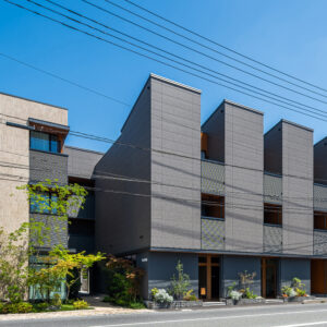 高性能賃貸住宅,SE構法,木造3階建て,外観,植栽,アプローチ
