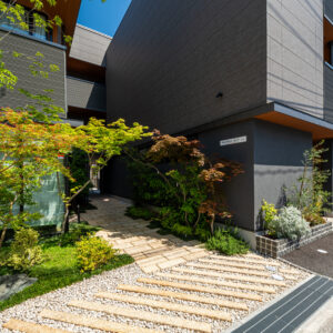 高性能賃貸住宅,SE構法,木造3階建て,外観,植栽,アプローチ